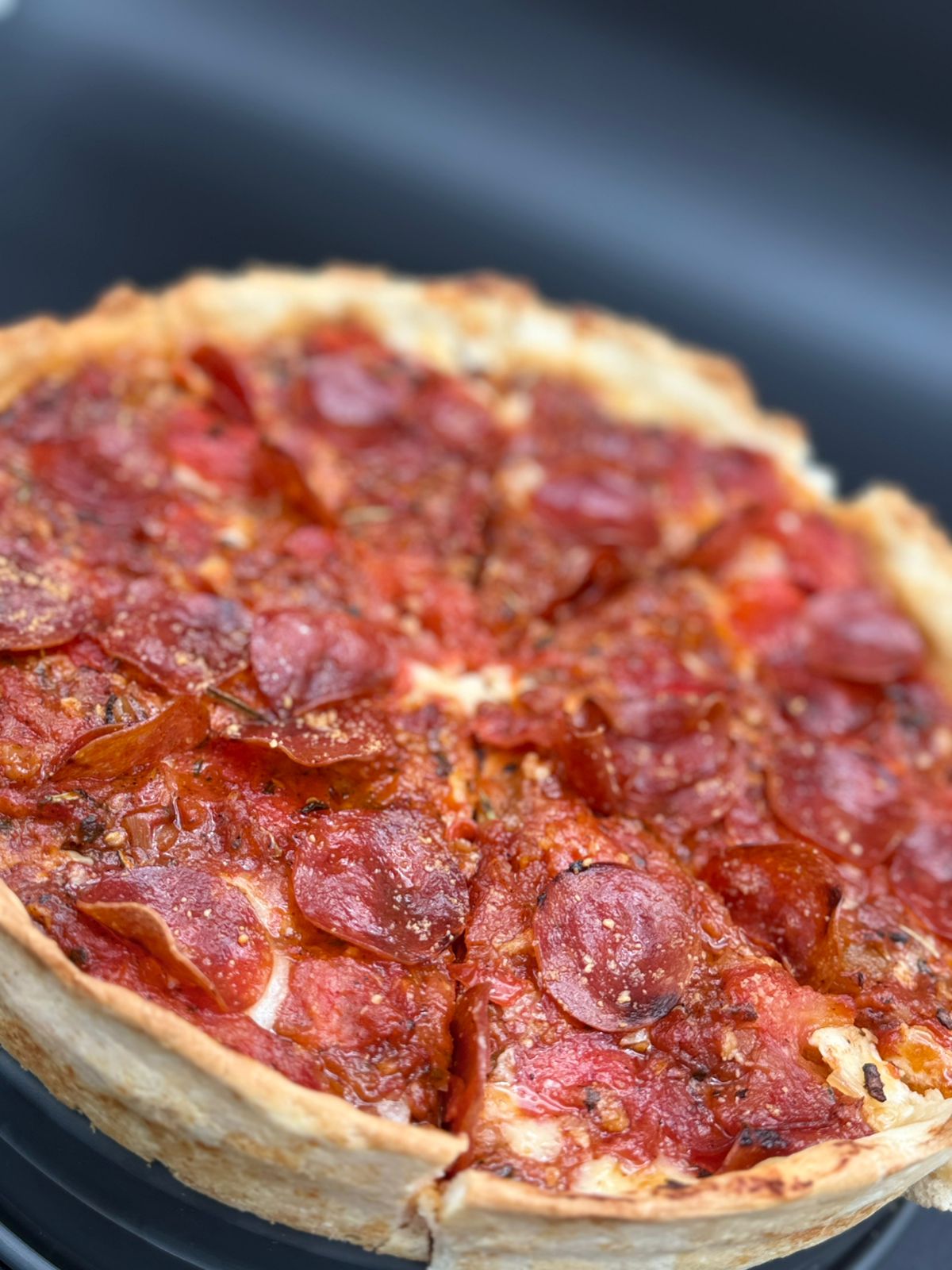 Pizza abundante recién servida