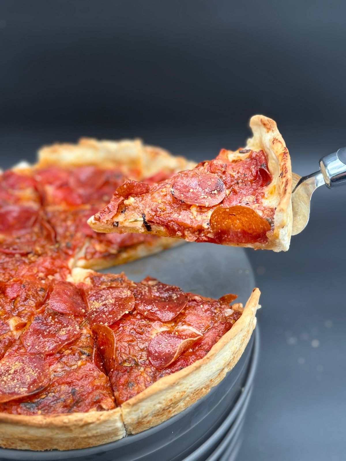 Pizza servida al centro de la mesa