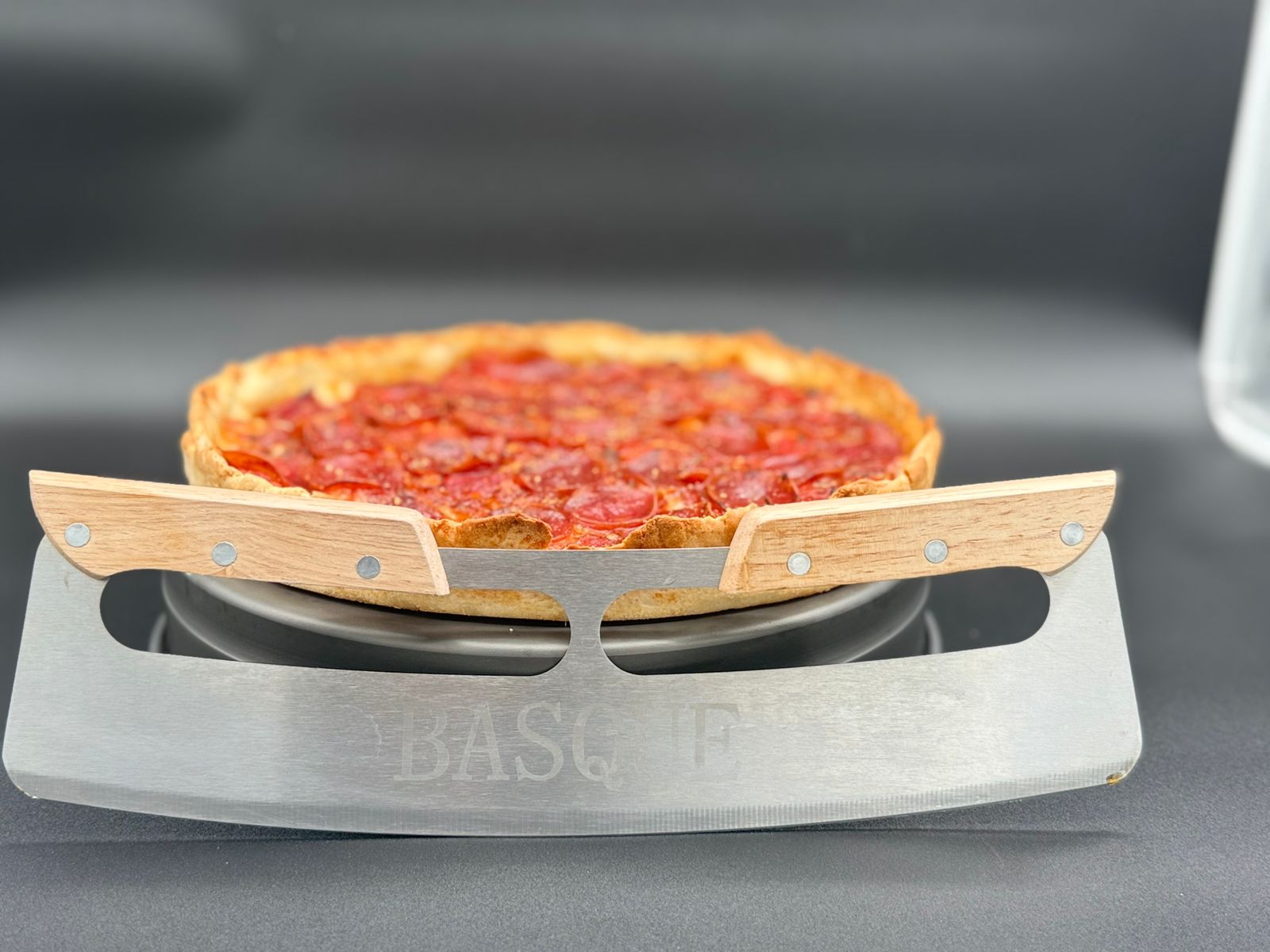 Pizza estilo Chicago de BASQUE, protagonista de la mesa