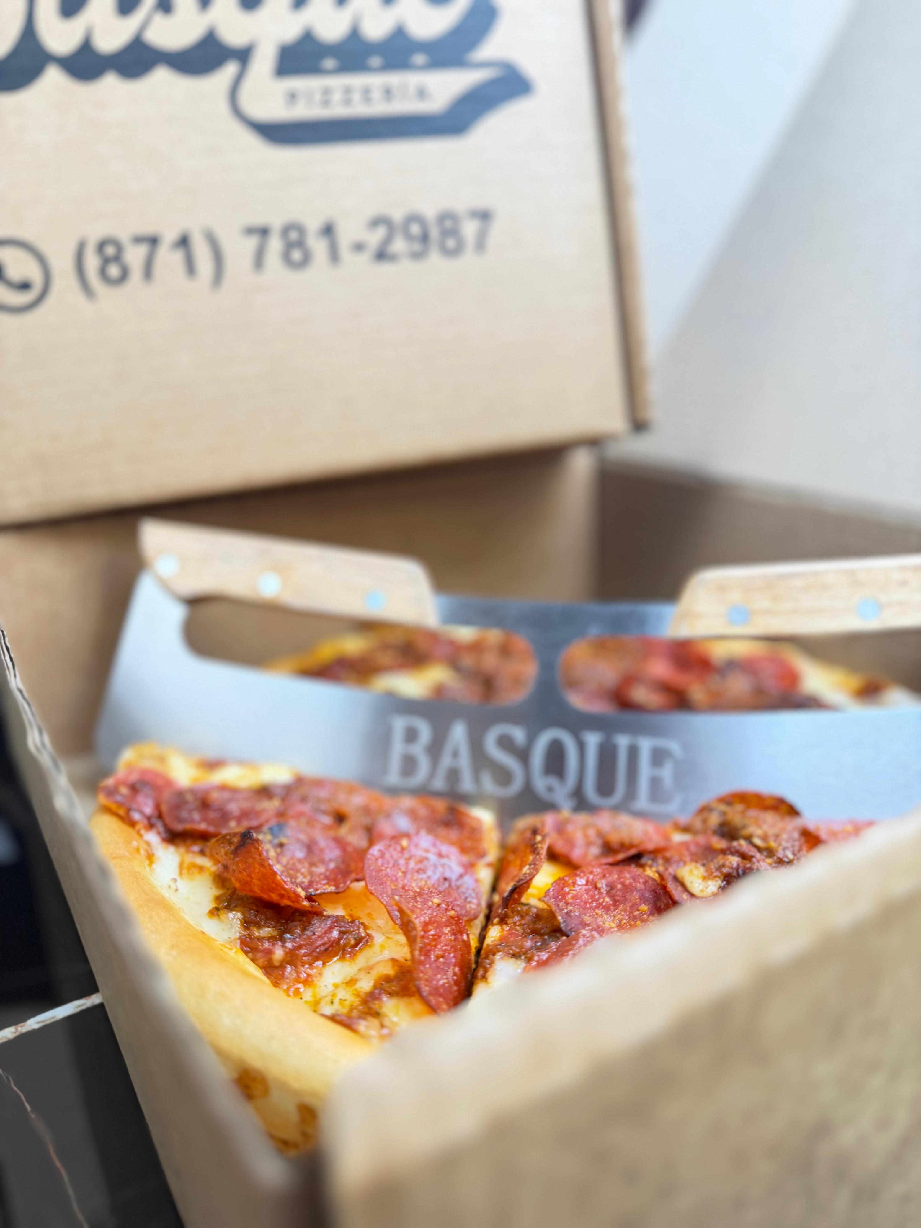 Pizza BASQUE servida en su caja